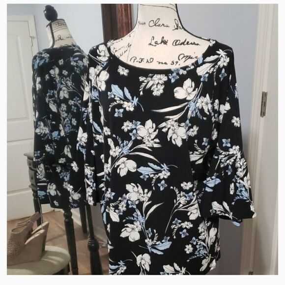 New Floral flared sleeve blouse - Picture 2 of 2